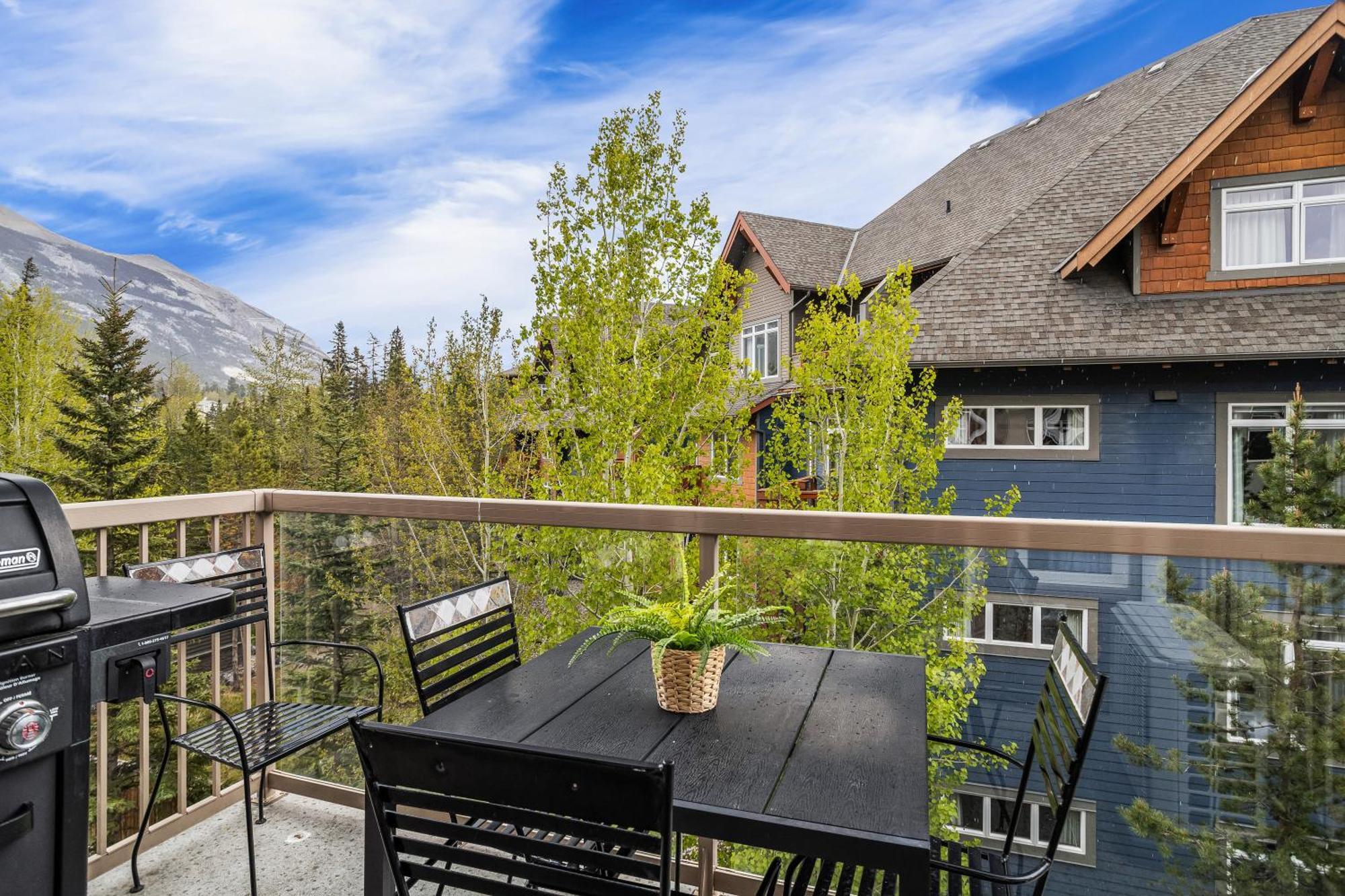 Charming 1 Bdrm Plus Loft With Views Managed By Little Sister Getaways キャンモア エクステリア 写真