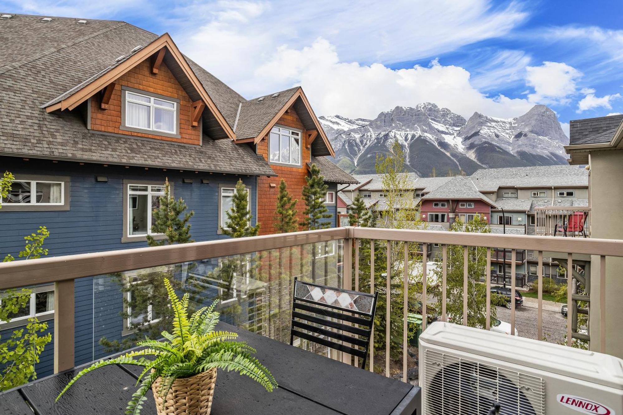Charming 1 Bdrm Plus Loft With Views Managed By Little Sister Getaways キャンモア エクステリア 写真